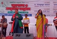 চট্টগ্রামে গানে গানে মঞ্চ মাতালেন ড. মাহফুজ ও শিল্পী শাকিলা।