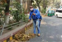 ঝাড়ু হাতে শৈবাল দাশ সুমন।নিজেই কাউন্সিলর, নিজেই পরিচ্ছন্ন কর্মী।