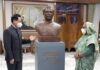 জন্মশতবর্ষে বঙ্গবন্ধুর একটি পিতলের ম্যুরাল উপহার দিল চীনা দূতাবাস।