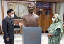 জন্মশতবর্ষে বঙ্গবন্ধুর একটি পিতলের ম্যুরাল উপহার দিল চীনা দূতাবাস।