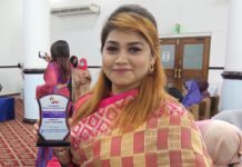 ওম্যান কমিউনিটি আইকন হিসেবে সম্মাননা পেলেন মোস্তারী স্মৃতি।