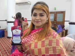 ওম্যান কমিউনিটি আইকন হিসেবে সম্মাননা পেলেন মোস্তারী স্মৃতি।
