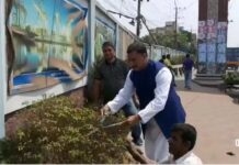 কাউন্সিলরের হাতে কাঁচি । সবুজ নগরীর প্রত্যয়ে গাছ পরিচর্যায় ড.নিছার।