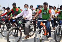 সাইকেল চালিয়ে সাইকেল লেইন উদ্বোধন করলেন তথ্যমন্ত্রী ড. হাছান মাহমুদ।