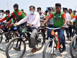 সাইকেল চালিয়ে সাইকেল লেইন উদ্বোধন করলেন তথ্যমন্ত্রী ড. হাছান মাহমুদ।