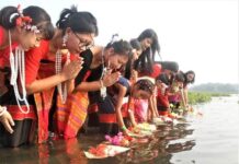 ফুল আর নদী যে জনগোষ্ঠীর সংস্কৃতির সাথে মিশে আছে।