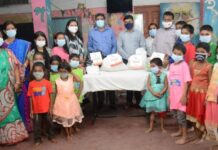 কমিউনিটি সেবা। জেলা প্রশাসনের উদ্যোগে সুবিধাবঞ্চিত শিশুদের মাঝে ত্রাণ বিতরণ