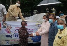নিম্নজীবী মানুষের মাঝে রান্না করা খাবার বিতরণ করলেন আ জ ম নাছির উদ্দীন