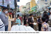 মানুষ মানুষের জন্য। তথ্যমন্ত্রীর বাসায় তৈরি খাবার বিতরণ হচ্ছে চট্টগ্রামে