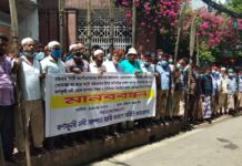 প্রান্তিক মানুষের জীবন জীবিকা। ঘাট ছেড়ে বৈঠা হাতে রাস্তায় সাম্পান মাঝি