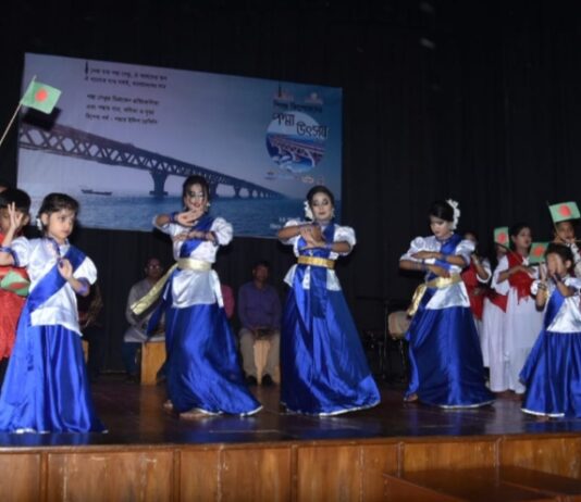 পদ্মা উৎসবে চিত্রাংকন প্রতিযোগিতা, ইলিশ রেসিপি, গান,কবিতা ও নৃত্যে মেতে উঠল চট্টগ্রাম